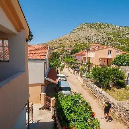 For Friends Τρέμπινιε